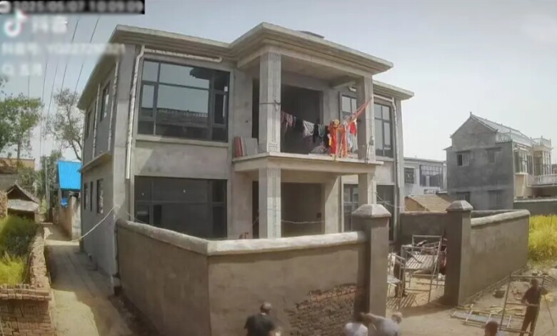 Cha mẹ bị cười nhạo “cả đời không xây nổi chuồng gà”, 3 chị em 9x góp tiền tỷ xây nhà báo hiếu - 3