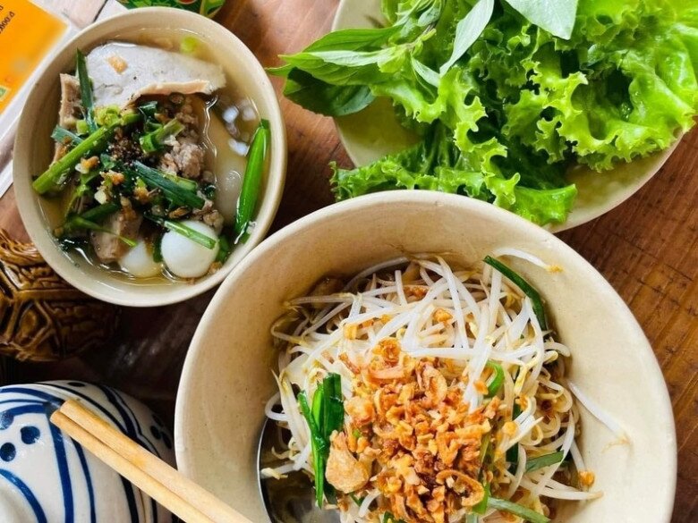 Đi tìm điểm ăn hủ tiếu gõ nức tiếng Sài Gòn, có nơi bán 250 tô mỗi tối, chủ tiệm làm không ngơi tay  - 2