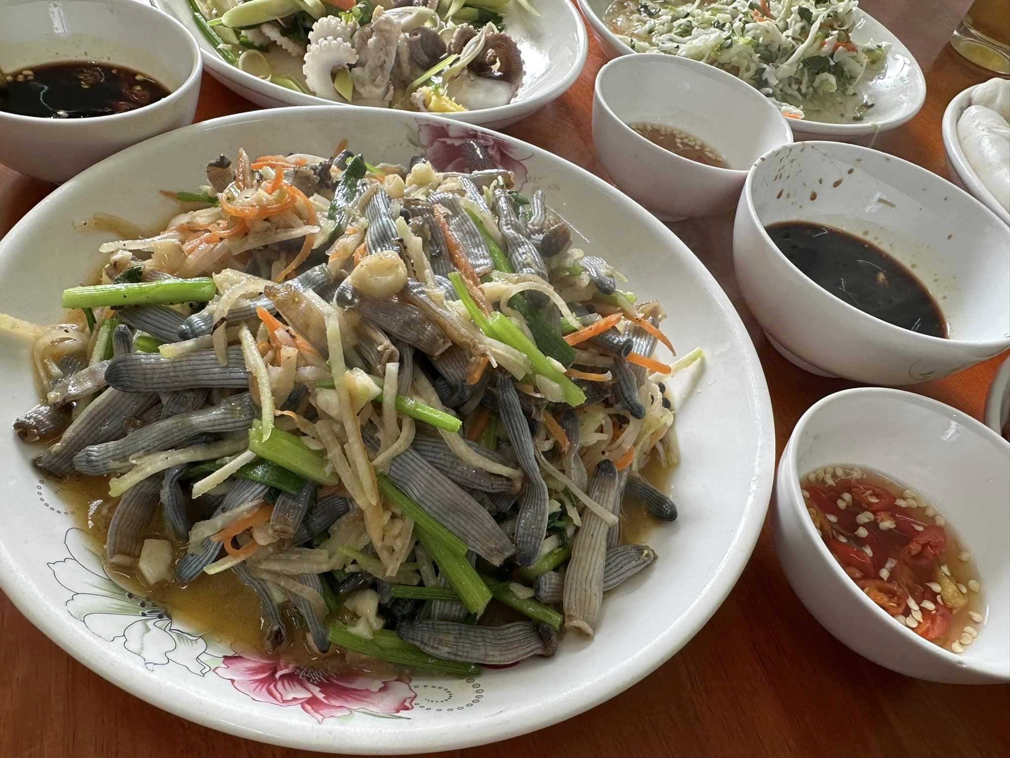 Đặc sản Quảng Ninh được ví như “mì chính nhà giàu”, nhìn ghê rợn mà ăn siêu cuốn, 6 triệu đồng/kg vẫn hút khách - 4