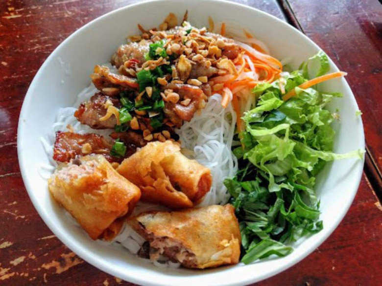 5 món bún xua tan nắng nóng mùa hè Hà Nội, toàn đặc sản có từ lâu đời, càng ăn vỉa hè càng ngon - 4