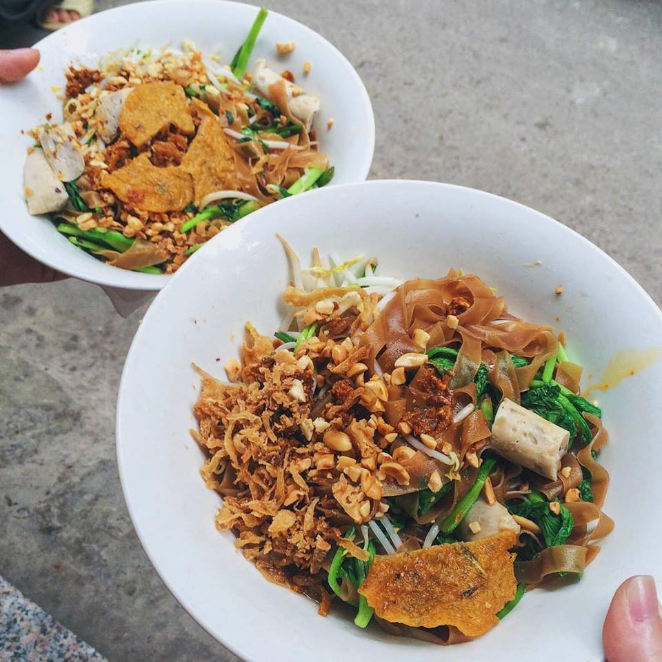 “Tín đồ” món trộn nhất định phải tới 5 quán ngon tại Hà Nội, bún miến bánh đa đủ cả, khách xếp hàng kín vỉa hè chờ ăn - 4