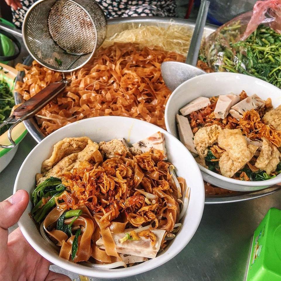 “Tín đồ” món trộn nhất định phải tới 5 quán ngon tại Hà Nội, bún miến bánh đa đủ cả, khách xếp hàng kín vỉa hè chờ ăn - 3