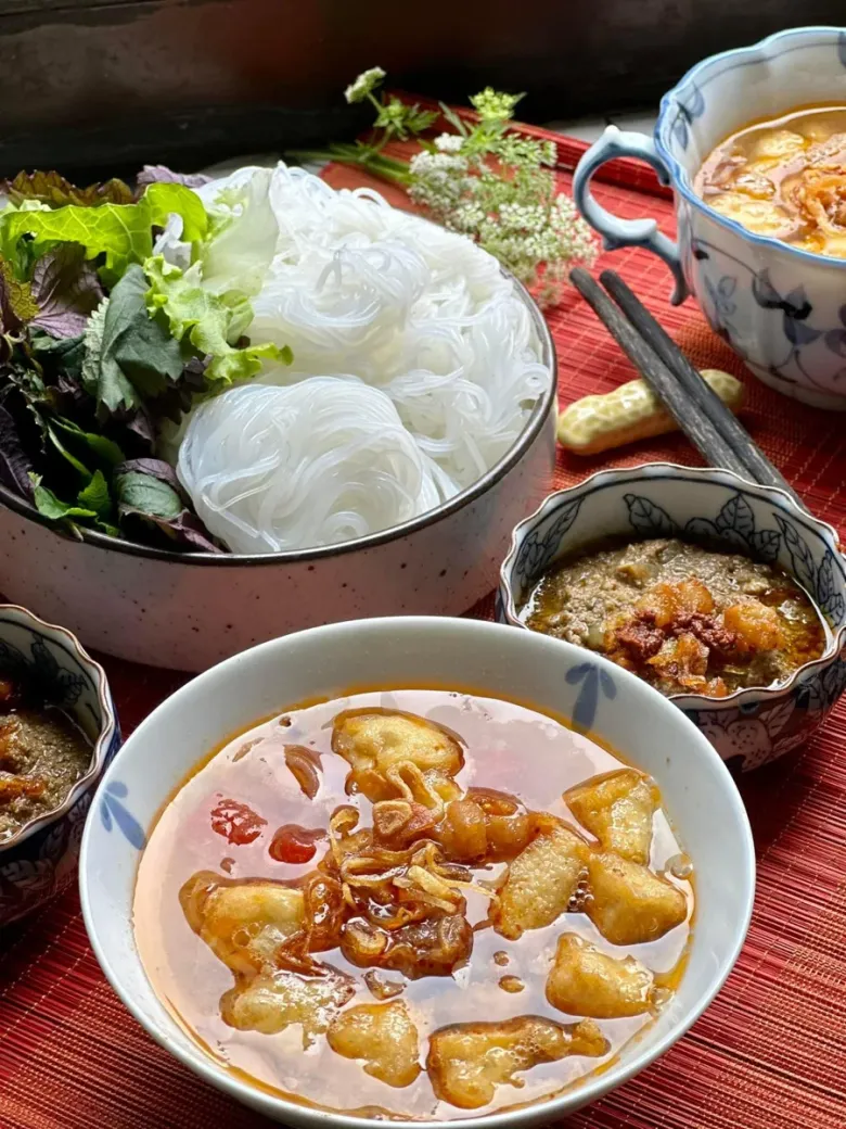 Có gì trong món bún hến chấm gạch cua đặc sản Hà Nội? Gần 200.000 đồng/suất vẫn hút khách nườm nượp - 1