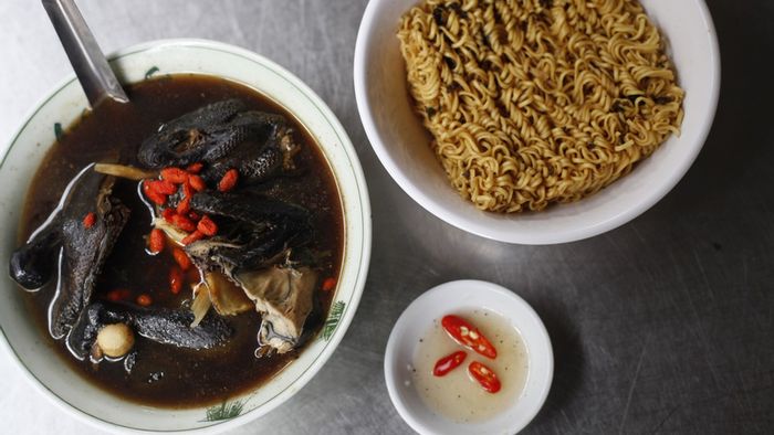 Đi tìm địa chỉ bán gà tần thuốc bắc ngon nhất Hà Nội, 30 năm giữ công thức chuẩn vị, quán nhỏ mà khách đông nườm nượp - 4