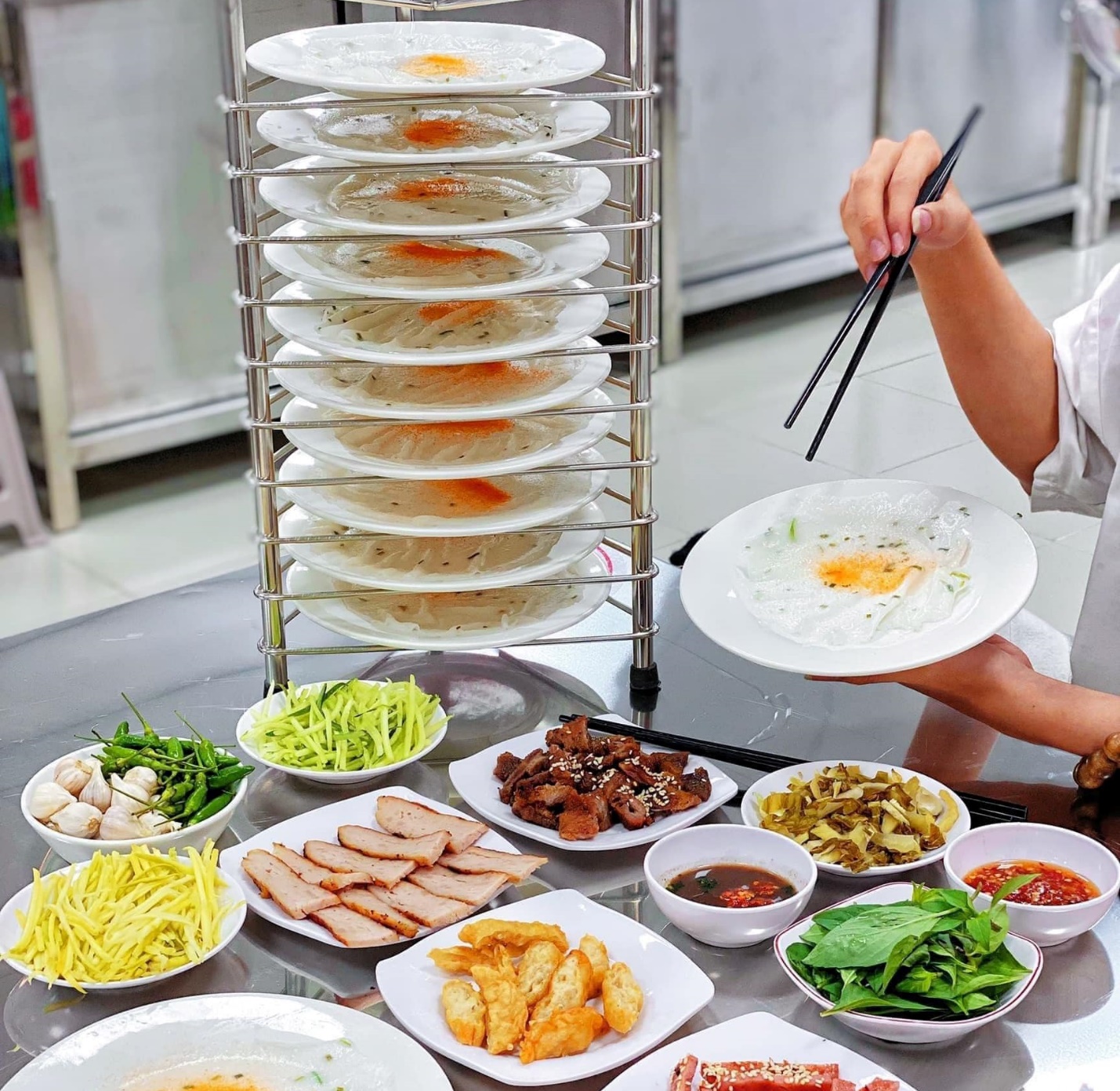 Món ăn “tốn đĩa nhất Việt Nam” có gì hấp dẫn? Hương vị ngon đến thế nào mà khách vừa ăn vừa đếm đĩa?  - 1