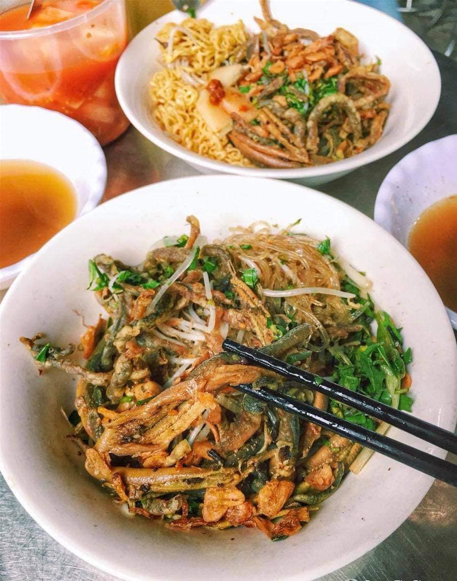 “Tín đồ” món trộn nhất định phải tới 5 quán ngon tại Hà Nội, bún miến bánh đa đủ cả, khách xếp hàng kín vỉa hè chờ ăn - 1