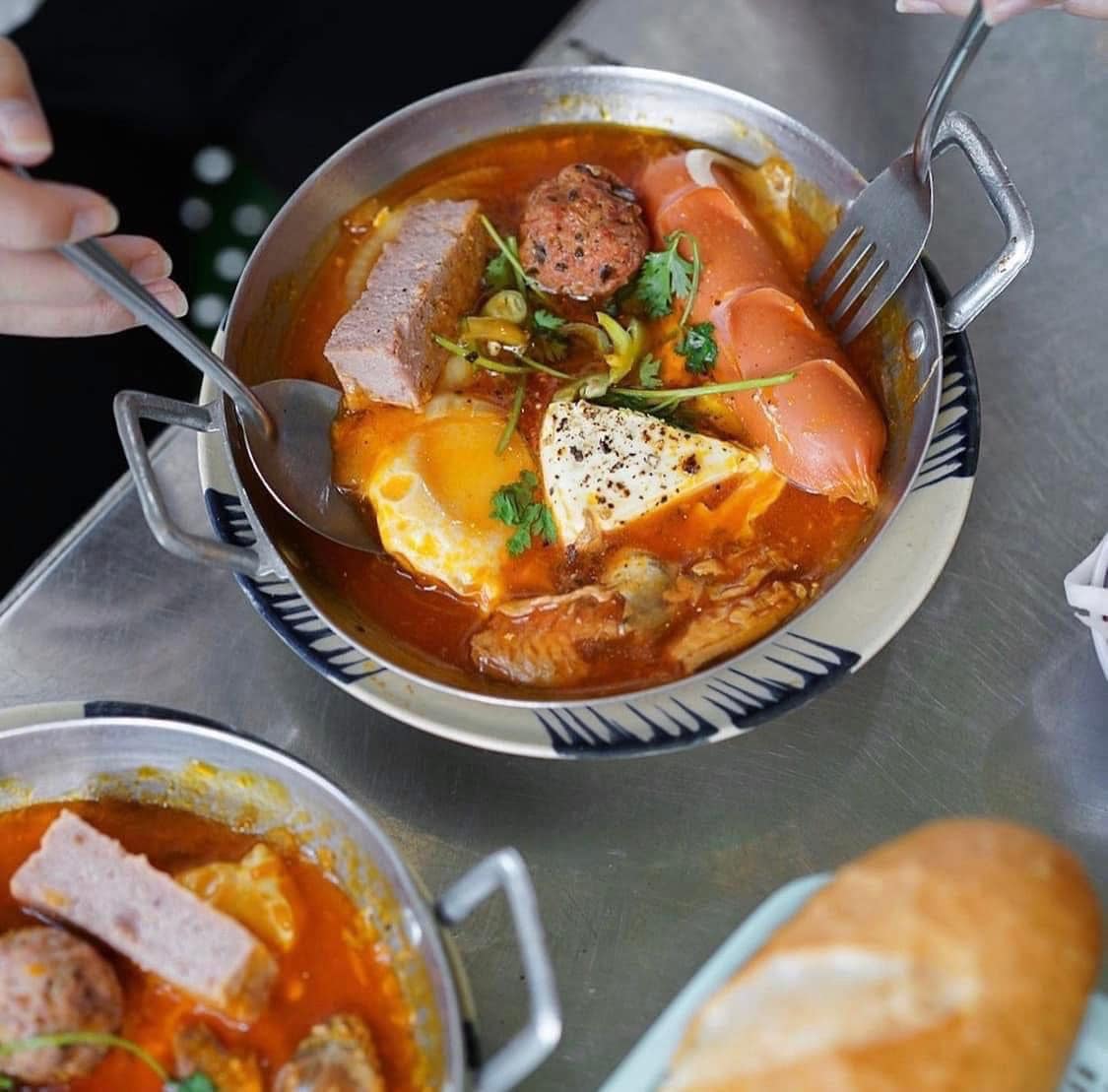 5 tiệm bánh mì chảo siêu đông ở Sài Gòn, giữ chân khách nhờ công thức bí truyền, ai tới cũng phải xếp hàng dài mới mua được - 3