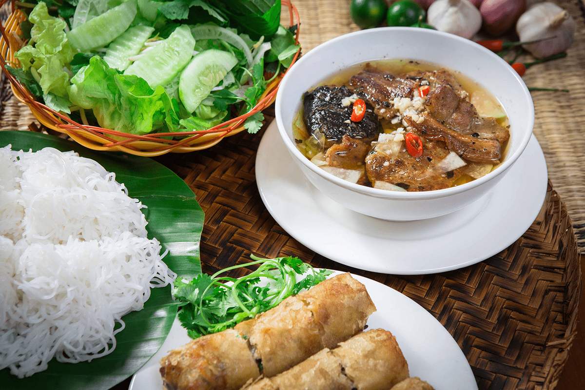 5 quán bún chả nổi tiếng nhất Hà Nội, đắt xắt ra miếng, 100.000 đồng/suất vẫn đông nườm nượp  - 5
