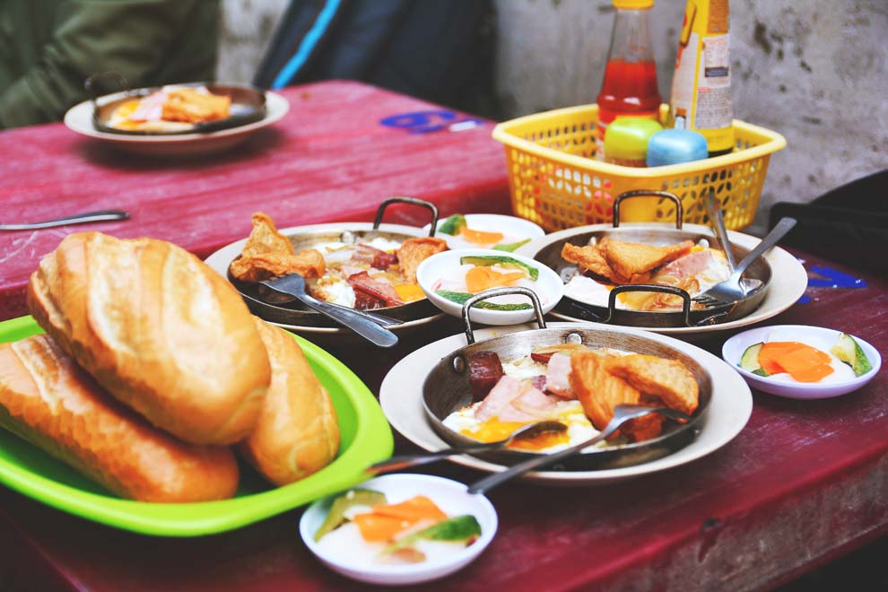 5 tiệm bánh mì chảo siêu đông ở Sài Gòn, giữ chân khách nhờ công thức bí truyền, ai tới cũng phải xếp hàng dài mới mua được - 1