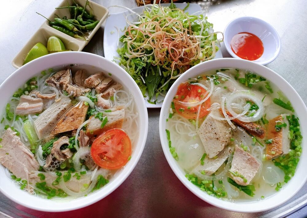 Món bún đặc sản Nha Trang có nguyên liệu quen thuộc, biến tấu đa dạng, quán đông khách nhờ bí quyết nặn chả bằng tay  - 2