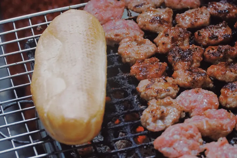 5 đặc sản bánh mì Sài Gòn nên thử, có tiệm được vinh danh “xe bánh mì ngon nhất thế giới” gần 30 năm chỉ bán một loại nhân - 4