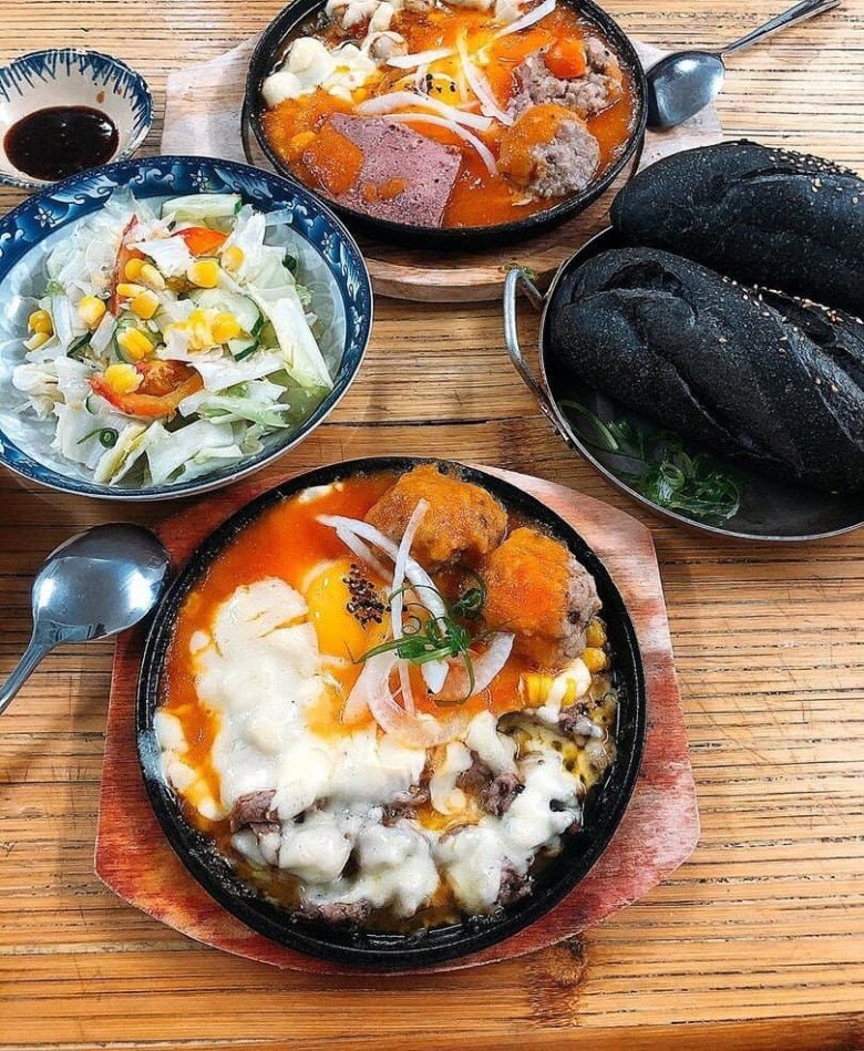 5 tiệm bánh mì chảo siêu đông ở Sài Gòn, giữ chân khách nhờ công thức bí truyền, ai tới cũng phải xếp hàng dài mới mua được - 4