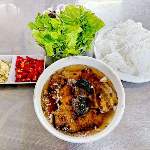 5 quán bún chả nổi tiếng nhất Hà Nội, đắt xắt ra miếng, 100.000 đồng/suất vẫn đông nườm nượp  - 1