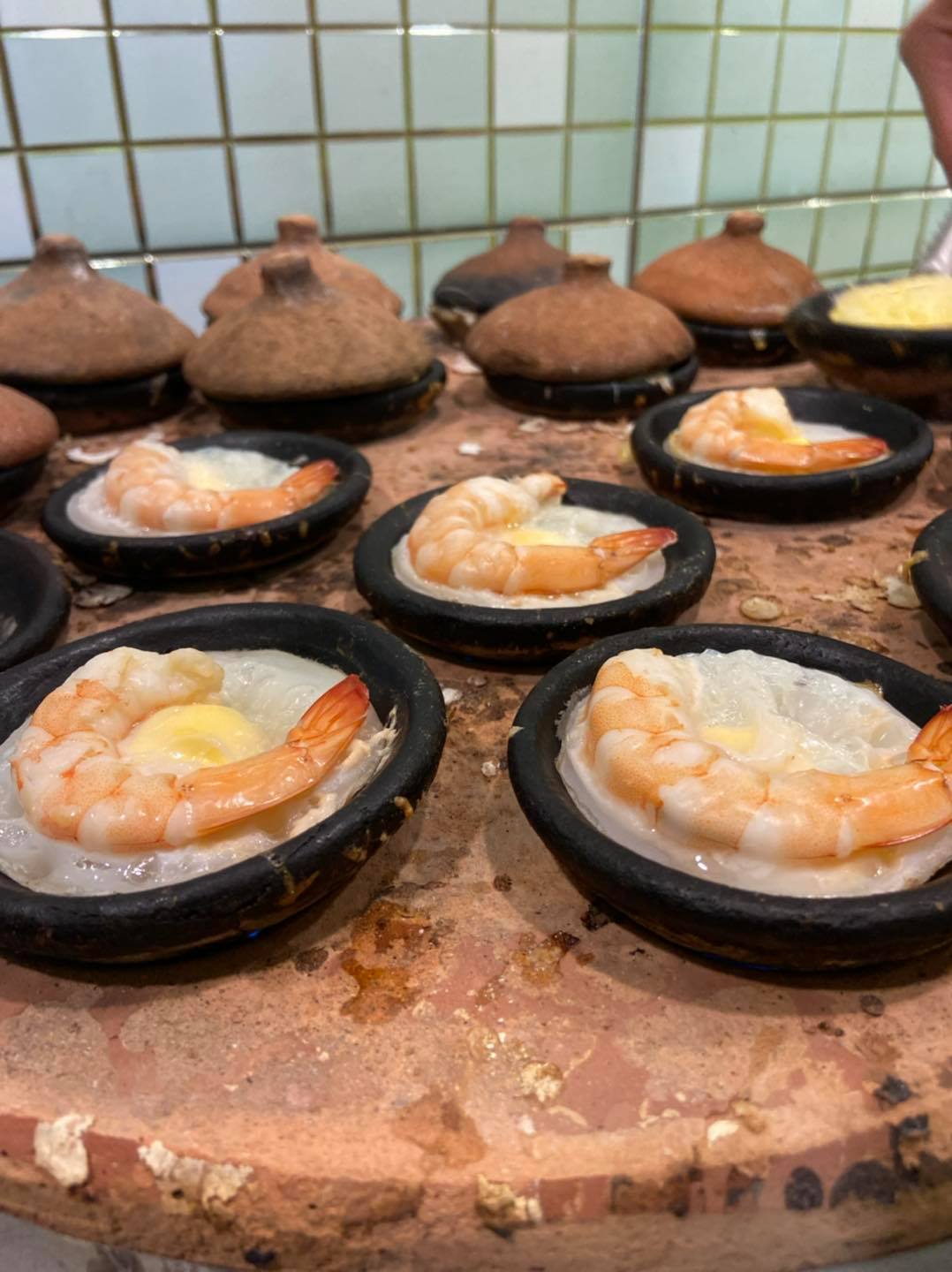 4 tiệm bánh căn “đỉnh” nhất Sài Gòn, xa trung tâm vẫn đông nườm nượp, giữ chân khách nhờ công thức nước chấm đặc biệt - 3