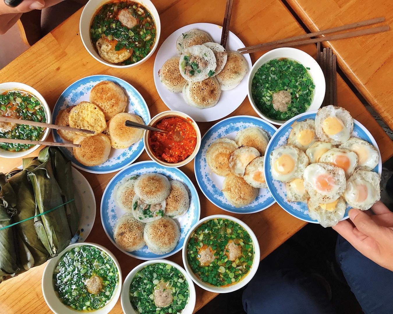 4 tiệm bánh căn “đỉnh” nhất Sài Gòn, xa trung tâm vẫn đông nườm nượp, giữ chân khách nhờ công thức nước chấm đặc biệt - 1