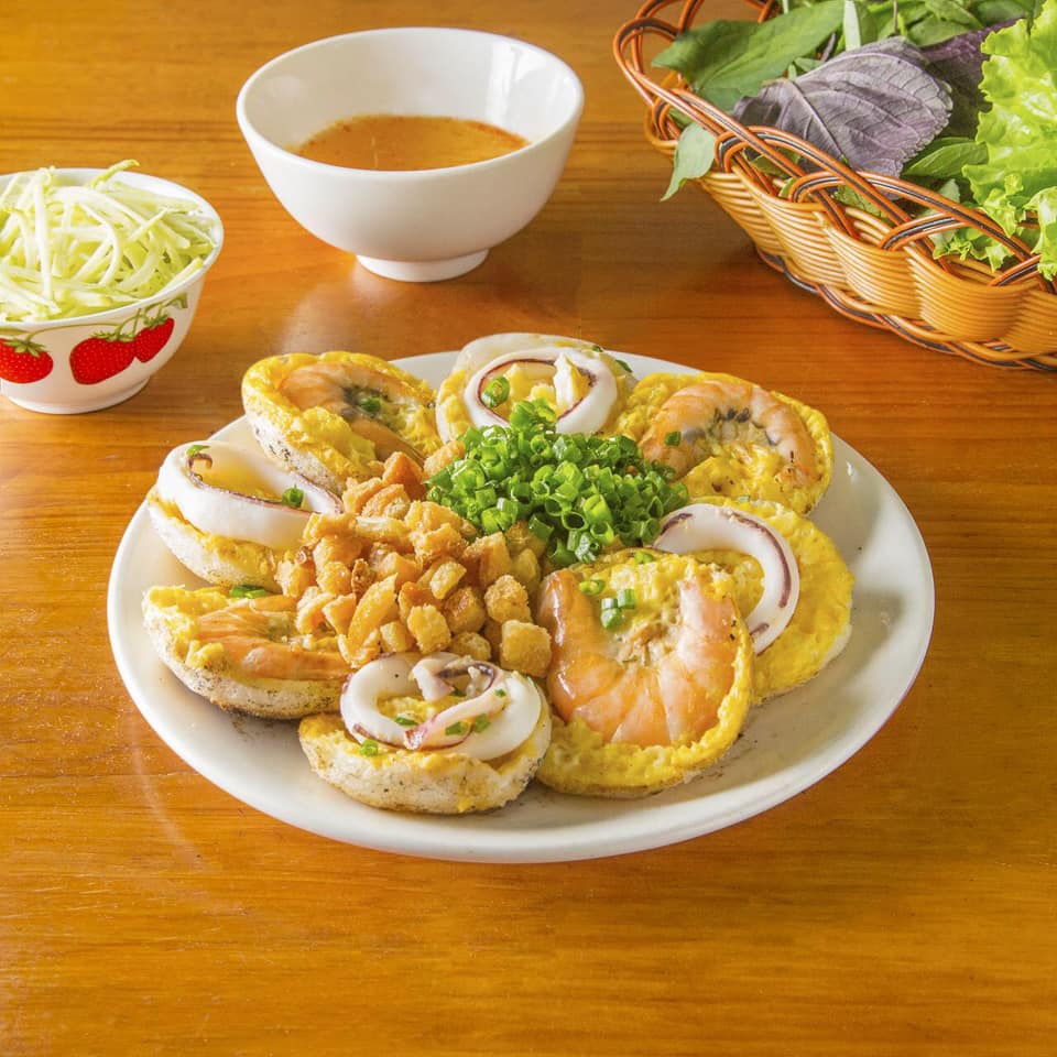4 tiệm bánh căn “đỉnh” nhất Sài Gòn, xa trung tâm vẫn đông nườm nượp, giữ chân khách nhờ công thức nước chấm đặc biệt - 4