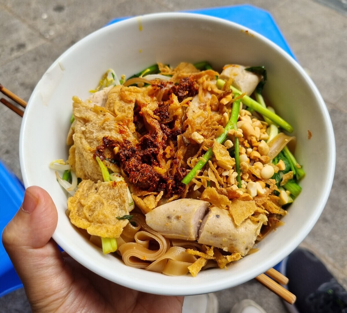 “Tín đồ” món trộn nhất định phải tới 5 quán ngon tại Hà Nội, bún miến bánh đa đủ cả, khách xếp hàng kín vỉa hè chờ ăn - 2