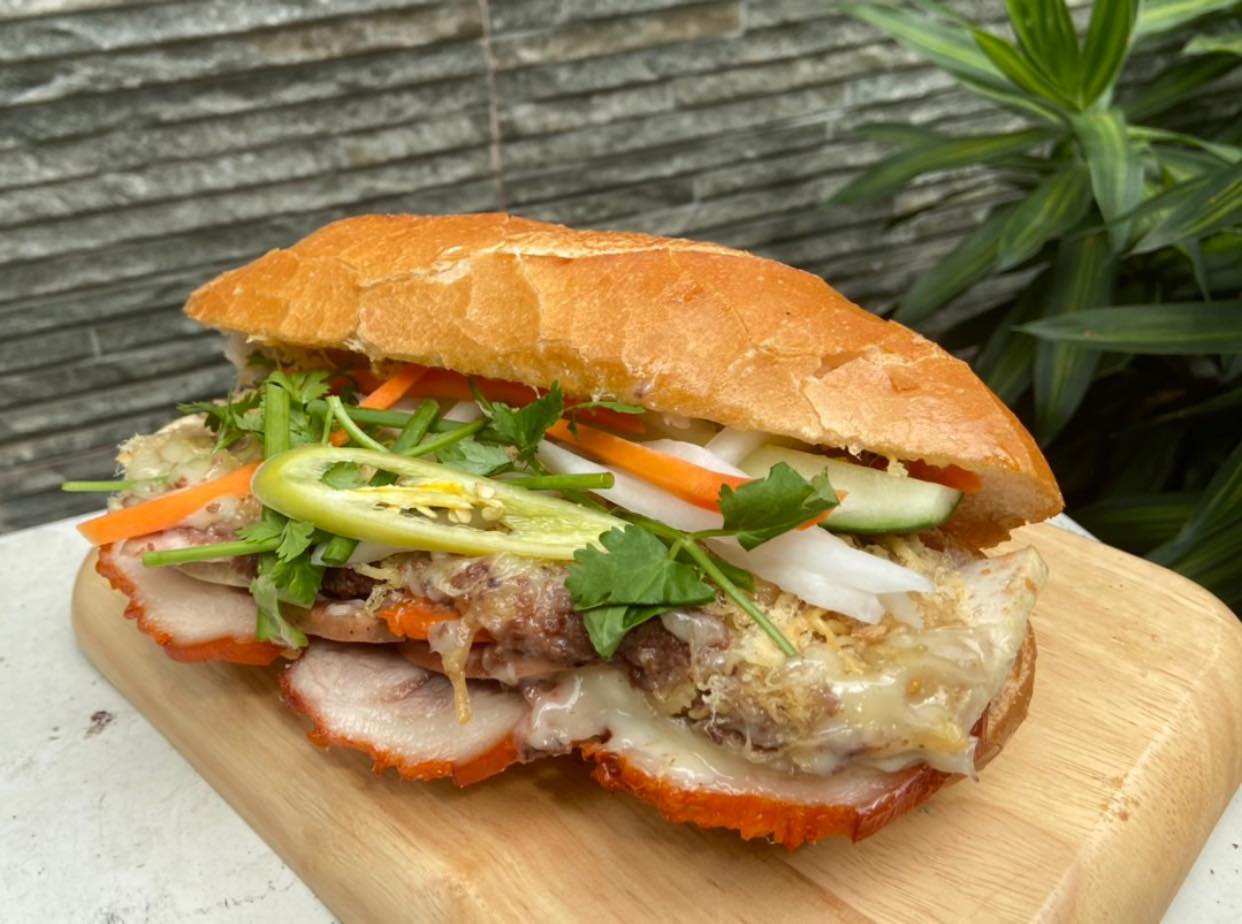 Menu ăn sáng yêu thích của người Sài Gòn, có món đắt đỏ, 80.000 đồng/ổ bánh mì vẫn đông nườm nượp - 1
