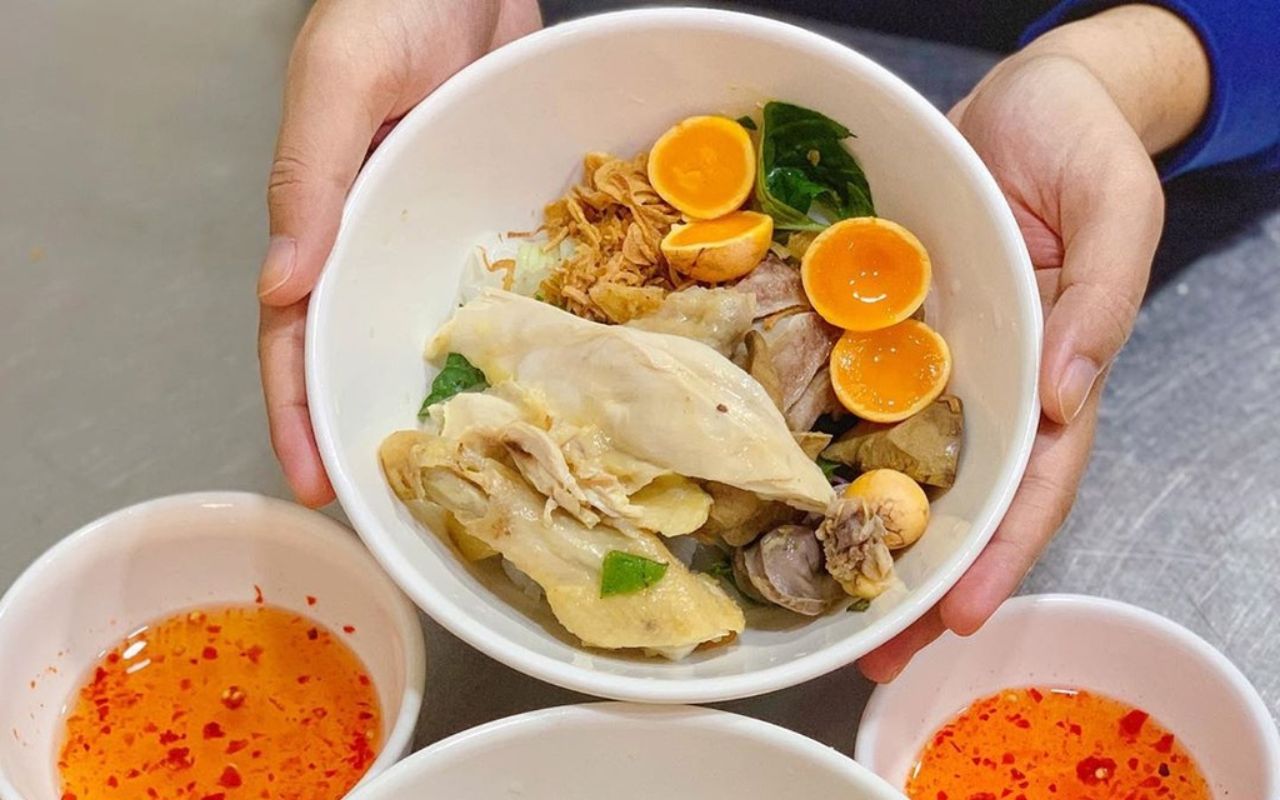 Menu ăn sáng yêu thích của người Sài Gòn, có món đắt đỏ, 80.000 đồng/ổ bánh mì vẫn đông nườm nượp - 5