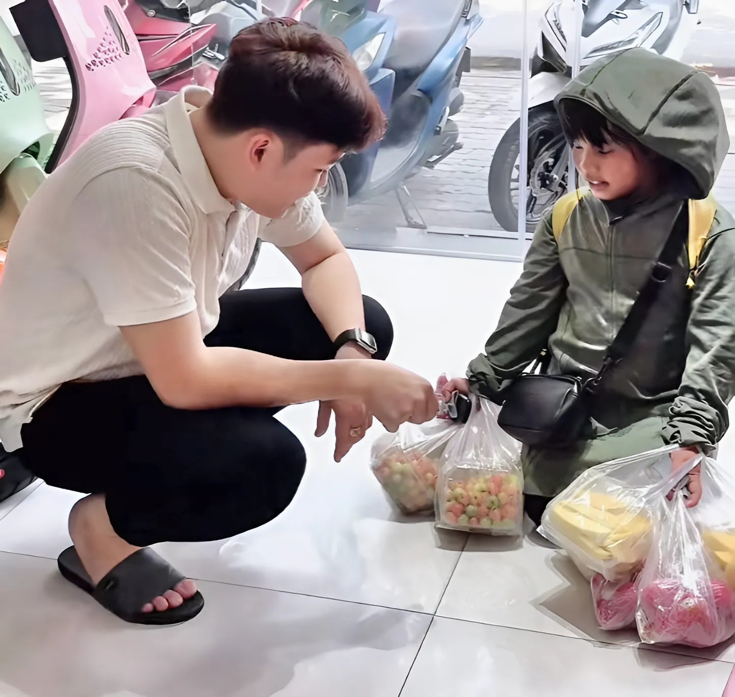 Thương cô bé bán hàng rong tội nghiệp, chàng trai trẻ có hành động đẹp cùng lời dặn dò đặc biệt - 2