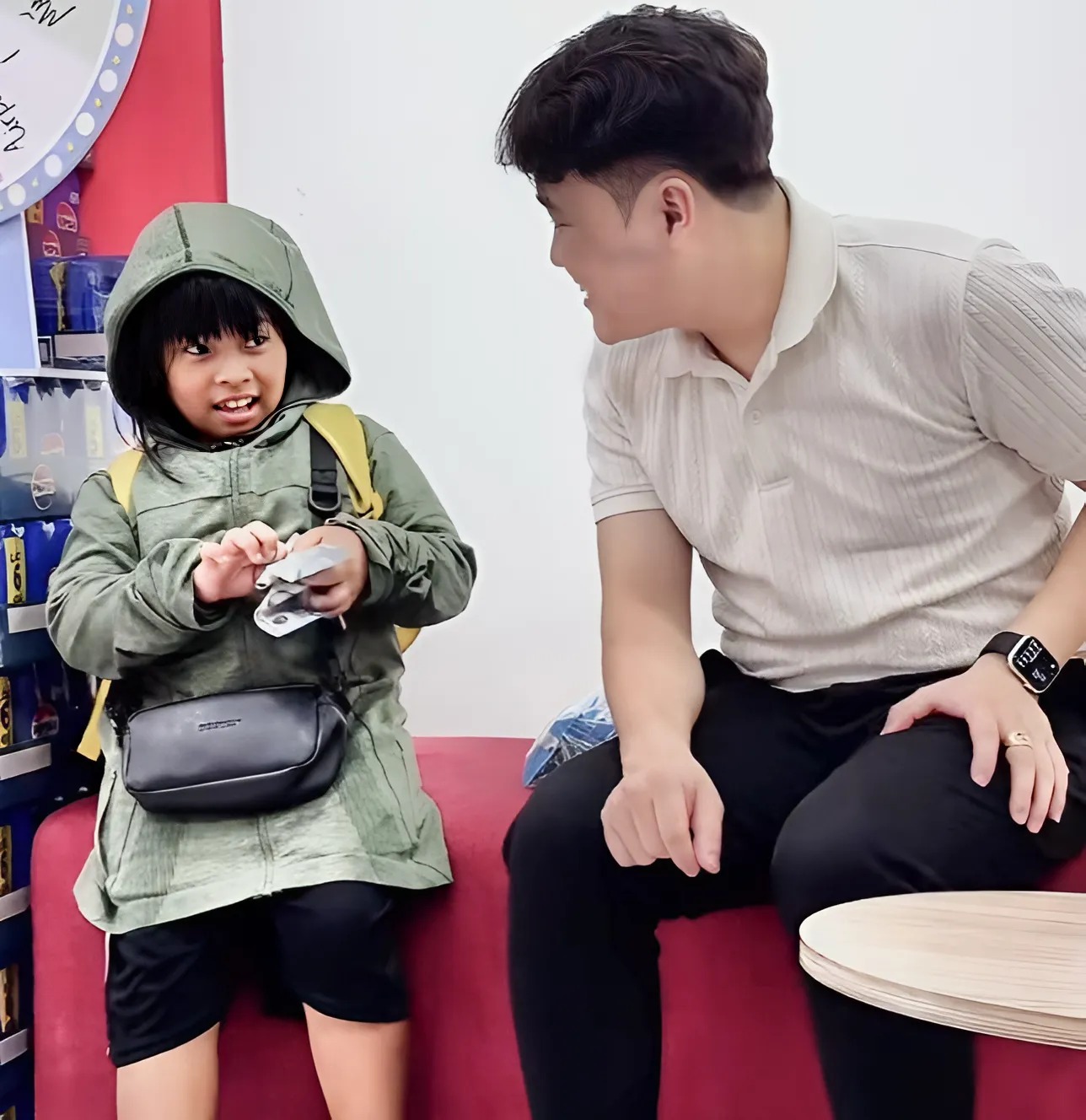Thương cô bé bán hàng rong tội nghiệp, chàng trai trẻ có hành động đẹp cùng lời dặn dò đặc biệt - 3