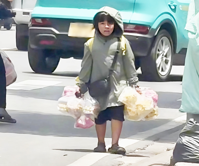 Thương cô bé bán hàng rong tội nghiệp, chàng trai trẻ có hành động đẹp cùng lời dặn dò đặc biệt - 1