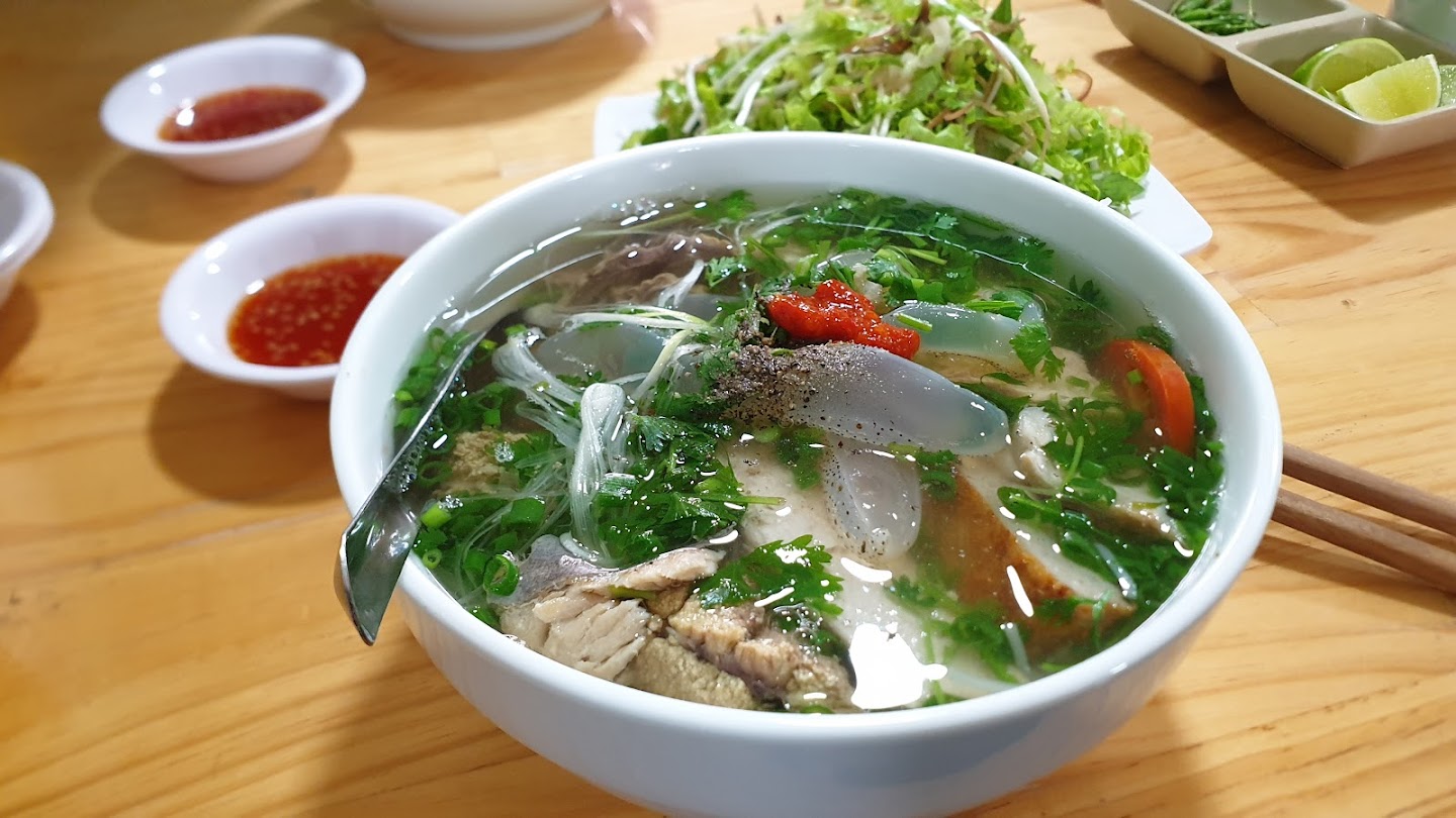 Món bún đặc sản Nha Trang có nguyên liệu quen thuộc, biến tấu đa dạng, quán đông khách nhờ bí quyết nặn chả bằng tay  - 1