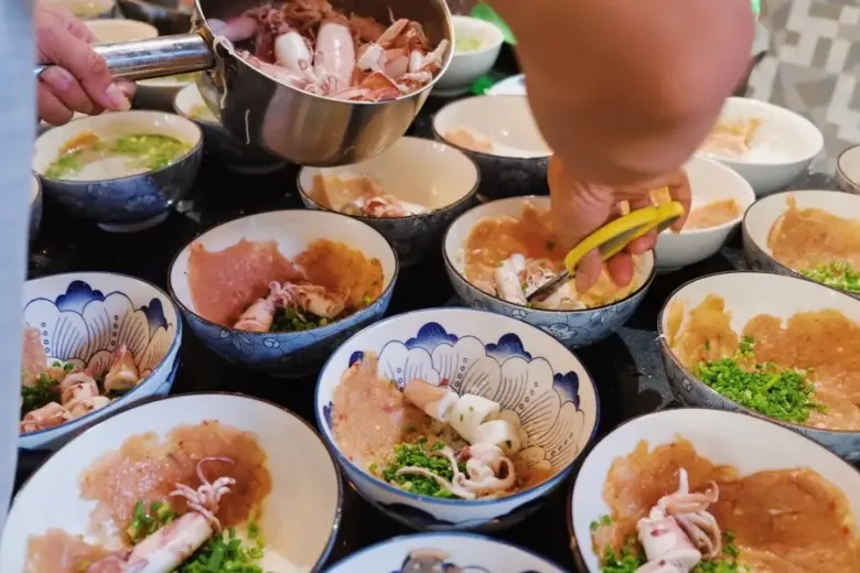 Ở Phú Quốc có món đặc sản mang tên lạ, quán nào cũng đông nghịt, khách muốn ăn phải tự phục vụ - 3