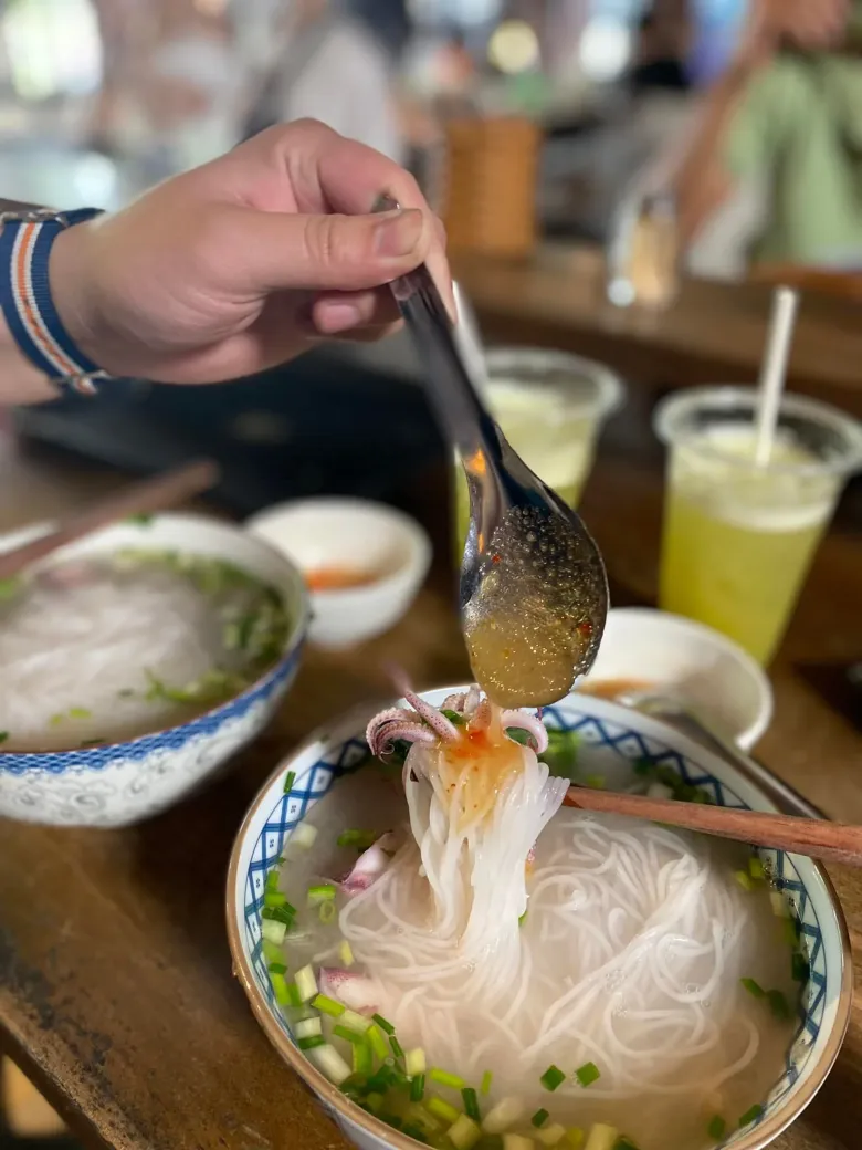Ở Phú Quốc có món đặc sản mang tên lạ, quán nào cũng đông nghịt, khách muốn ăn phải tự phục vụ - 2