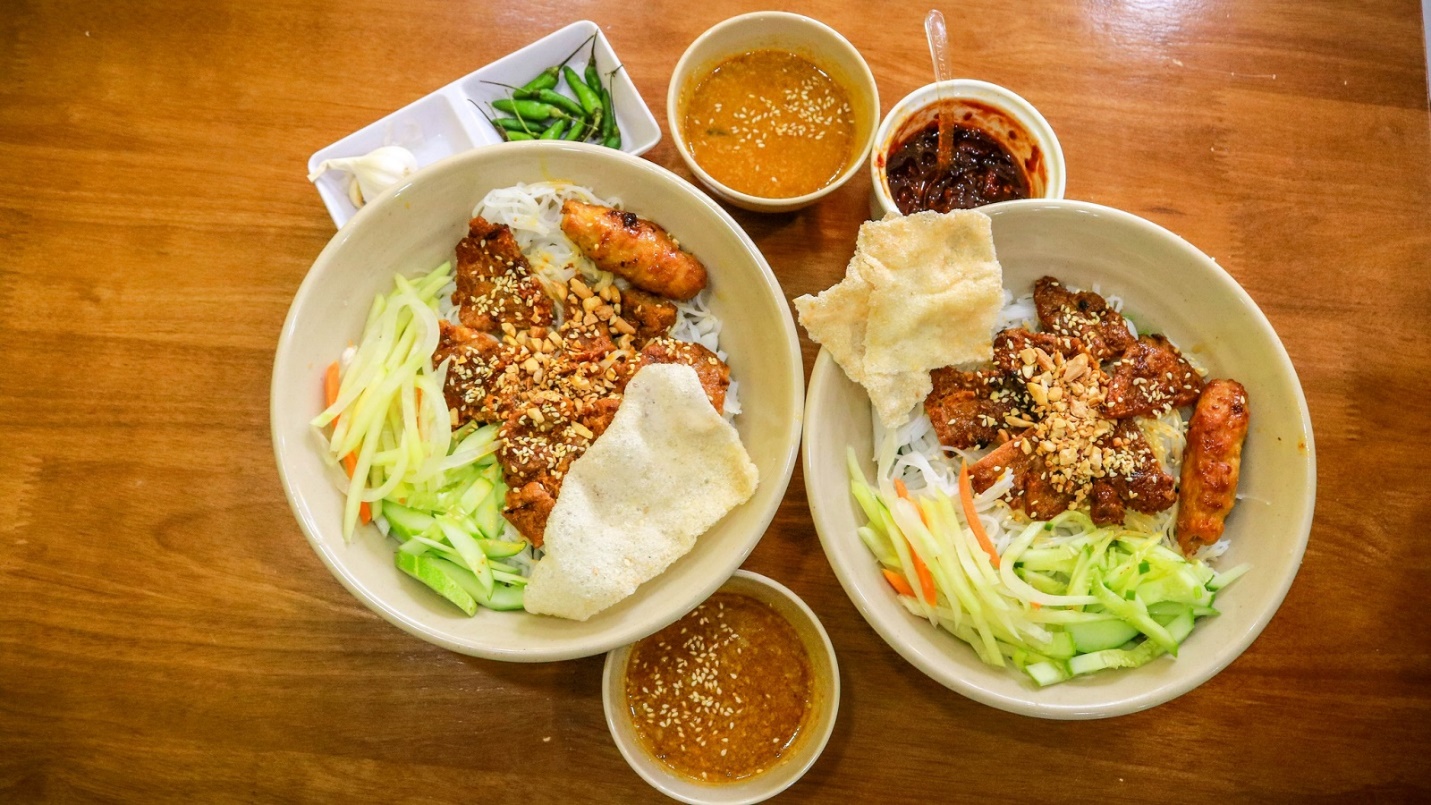 Menu ăn sáng yêu thích của người Sài Gòn, có món đắt đỏ, 80.000 đồng/ổ bánh mì vẫn đông nườm nượp - 2