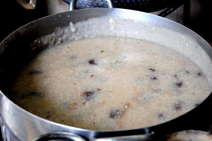 Ở Sài Gòn có món cháo đặc sản, từng là món “cứu cánh lúc đói” của sinh viên, nay bán vỉa hè đông khách nườm nượp - 4