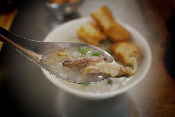 Ở Sài Gòn có món cháo đặc sản, từng là món “cứu cánh lúc đói” của sinh viên, nay bán vỉa hè đông khách nườm nượp - 5