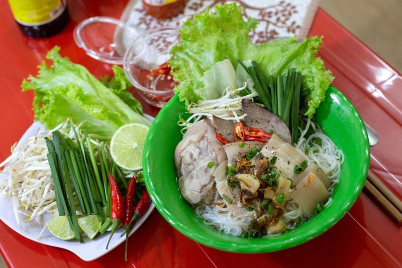 Đi tìm điểm ăn hủ tiếu gõ nức tiếng Sài Gòn, có nơi bán 250 tô mỗi tối, chủ tiệm làm không ngơi tay  - 4