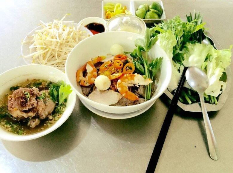 Đi tìm điểm ăn hủ tiếu gõ nức tiếng Sài Gòn, có nơi bán 250 tô mỗi tối, chủ tiệm làm không ngơi tay  - 5
