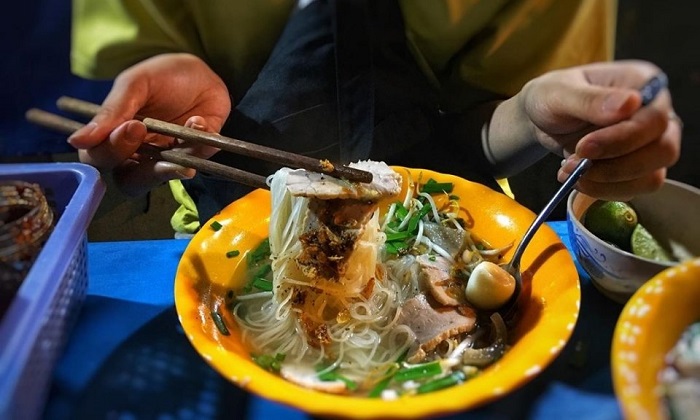 Đi tìm điểm ăn hủ tiếu gõ nức tiếng Sài Gòn, có nơi bán 250 tô mỗi tối, chủ tiệm làm không ngơi tay  - 1