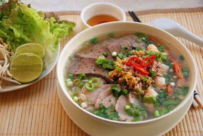 Menu ăn sáng yêu thích của người Sài Gòn, có món đắt đỏ, 80.000 đồng/ổ bánh mì vẫn đông nườm nượp - 4