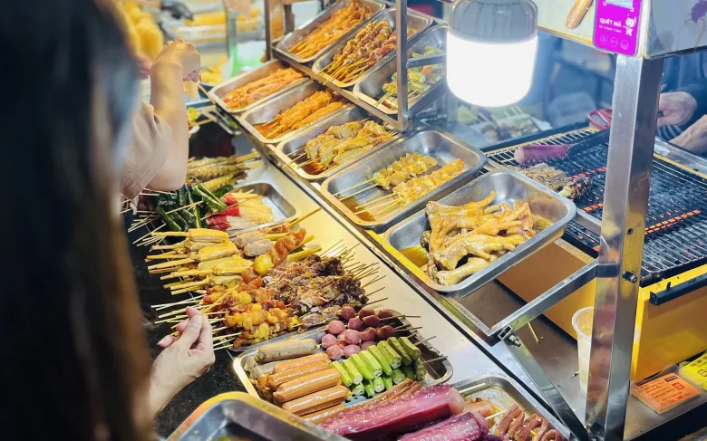 5 khu phố ẩm thực ngon nổi tiếng Sài Gòn, món gì cũng bán, có nơi chật hẹp chỉ toàn xe đẩy mà khách nườm nượp - 1
