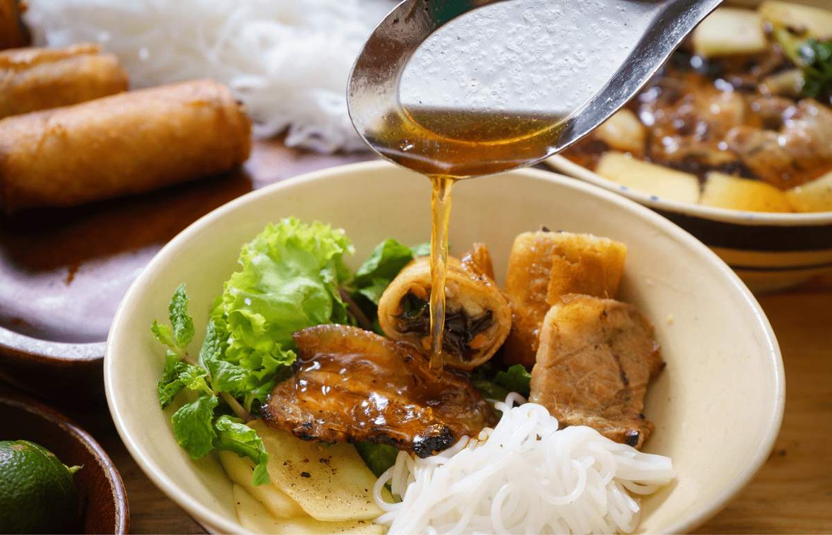 5 quán bún chả nổi tiếng nhất Hà Nội, đắt xắt ra miếng, 100.000 đồng/suất vẫn đông nườm nượp  - 3