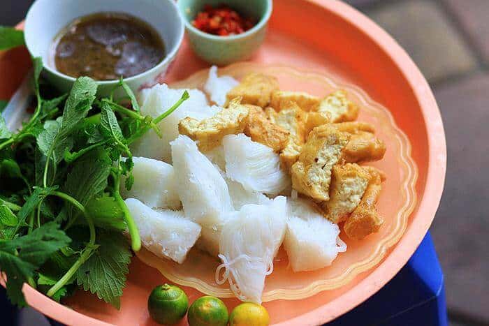 Cầm 50k ăn cả phố cổ Hà Nội: Thèm bún ốc đến Đồng Xuân, muốn ăn nộm tới Hàm Long - 3