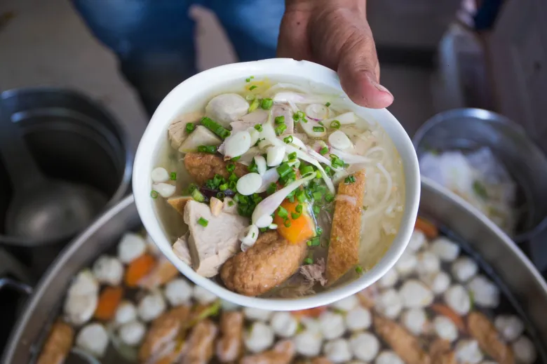 Món bún đặc sản Nha Trang có nguyên liệu quen thuộc, biến tấu đa dạng, quán đông khách nhờ bí quyết nặn chả bằng tay  - 5