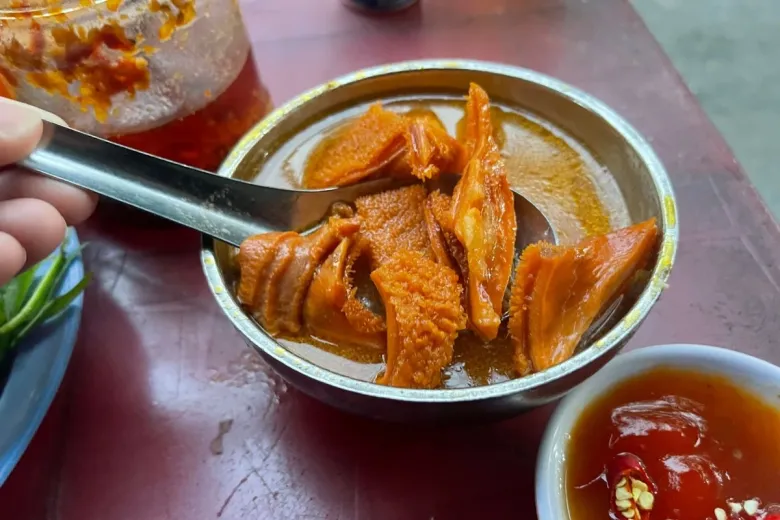Hàng phá lấu đắt nhất Sài Gòn, 30 năm giữ hương vị nước hầm đặc biệt, khách xếp hàng chờ mua giá 600.000 đồng/kg - 3