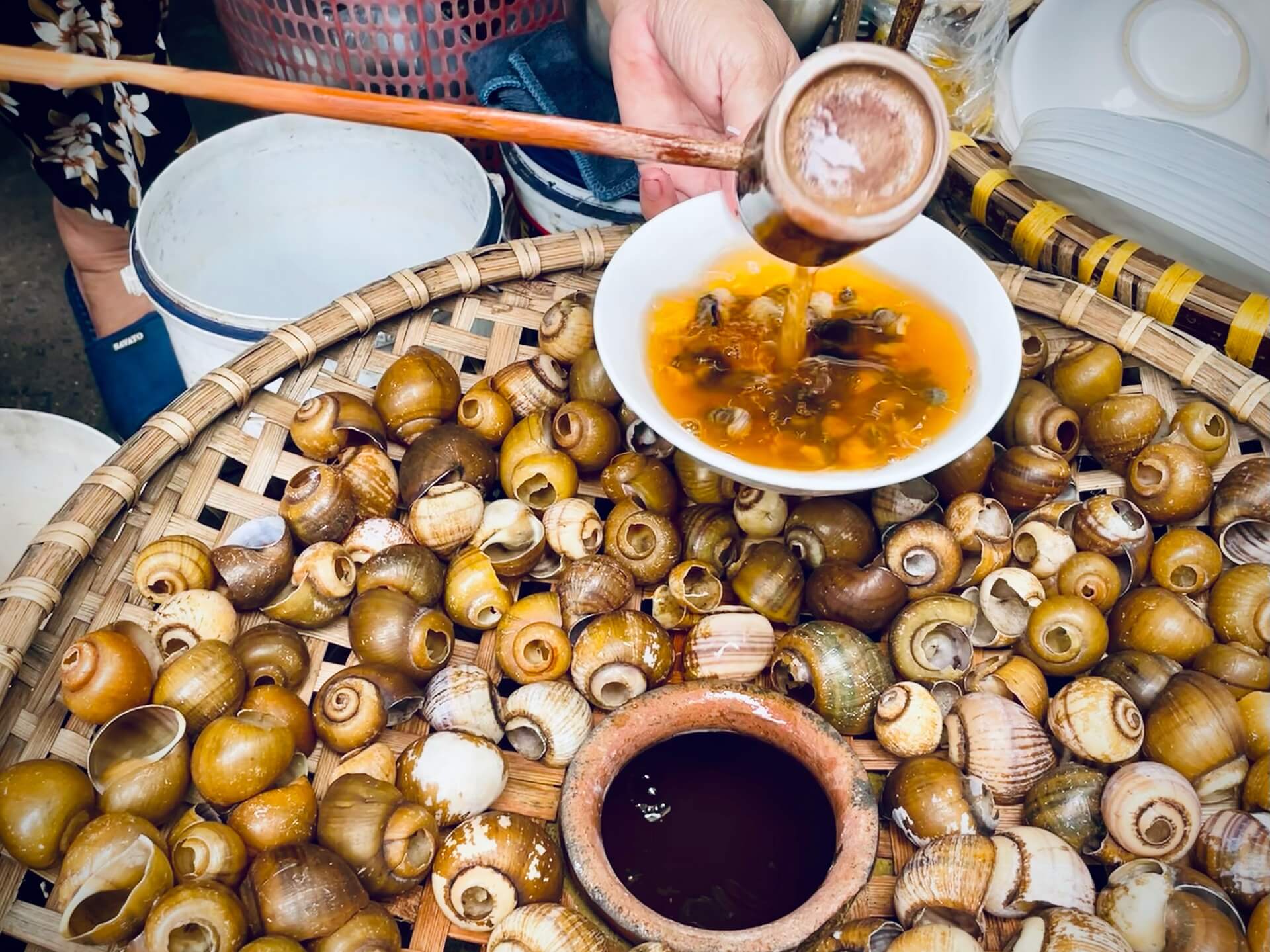 5 đặc sản Hà Nội chỉ chờ hè đến là lên ngôi, có món kết hợp chẳng liên quan nhưng vị cực cuốn, cầm 50.000 đồng ăn thả ga - 1