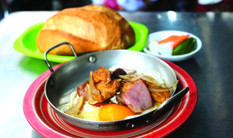 5 đặc sản bánh mì Sài Gòn nên thử, có tiệm được vinh danh “xe bánh mì ngon nhất thế giới” gần 30 năm chỉ bán một loại nhân - 1