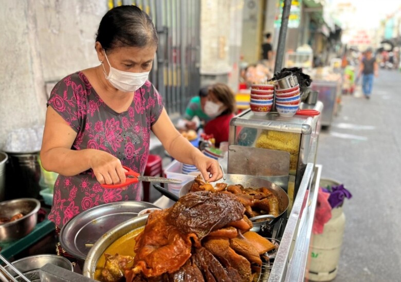 5 khu phố ẩm thực ngon nổi tiếng Sài Gòn, món gì cũng bán, có nơi chật hẹp chỉ toàn xe đẩy mà khách nườm nượp - 3