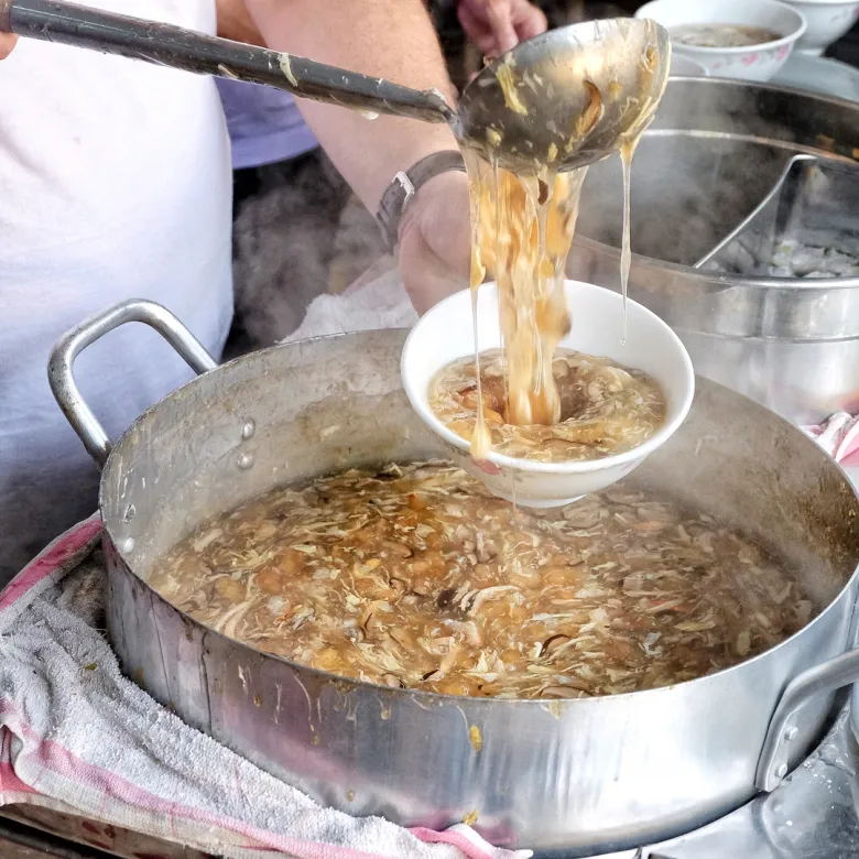 Quán súp cua đắt nhất Sài Gòn, 100.000 đồng/tô vẫn đông nườm nượp, khách mê mẩn 30 năm vì hương vị đặc biệt  - 2
