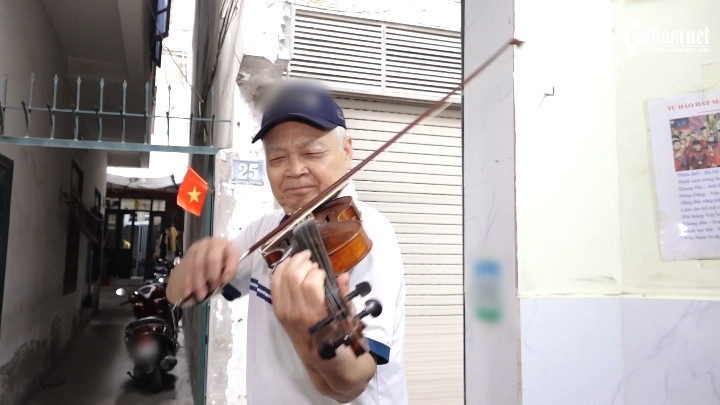 Những quán ốc độc lạ nhất Hà Nội: Nơi 30 năm gọi món bằng tay, nơi chủ quán đàn violin cho khách nghe mỗi ngày - 1