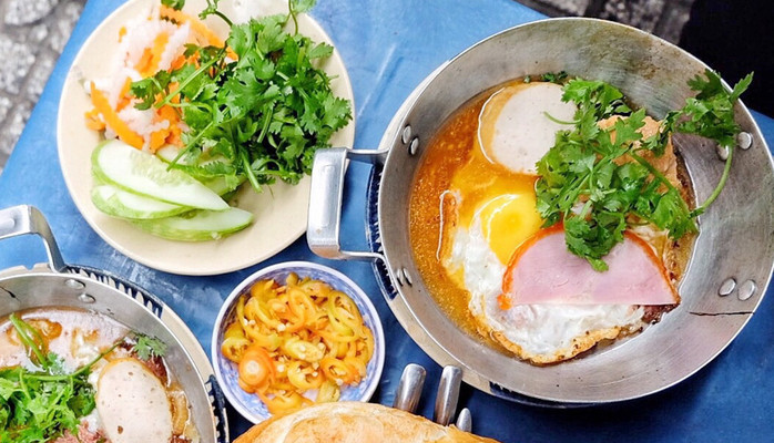 5 tiệm bánh mì chảo siêu đông ở Sài Gòn, giữ chân khách nhờ công thức bí truyền, ai tới cũng phải xếp hàng dài mới mua được - 2