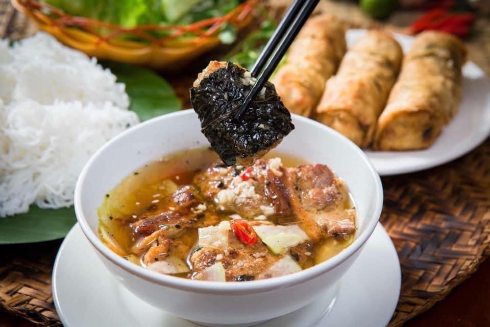 5 quán bún chả nổi tiếng nhất Hà Nội, đắt xắt ra miếng, 100.000 đồng/suất vẫn đông nườm nượp  - 4