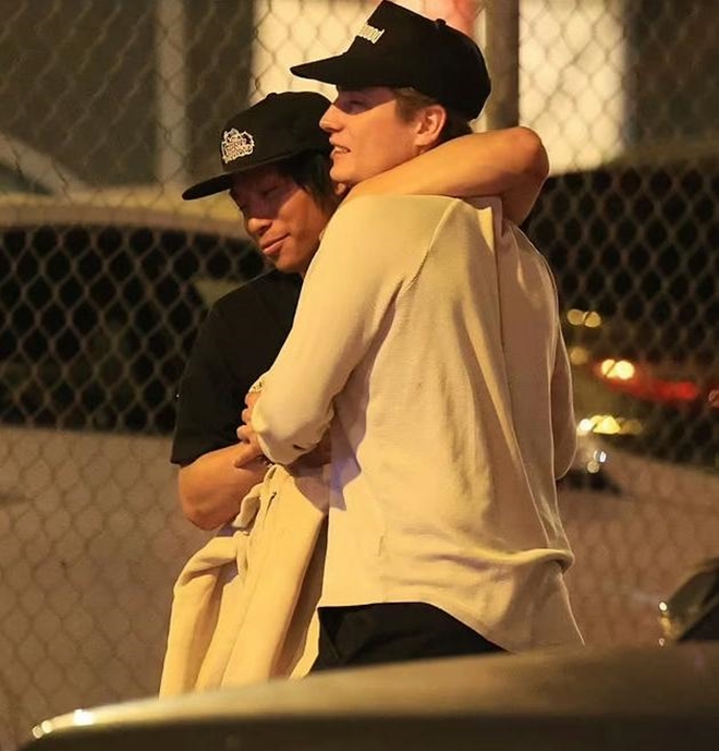 Angelina Jolie vừa lơ là, Pax Thiên đã &#34;mất kiểm soát&#34;: Tìm tới câu lạc bộ thoát y, say xỉn không đi nổi - 4
