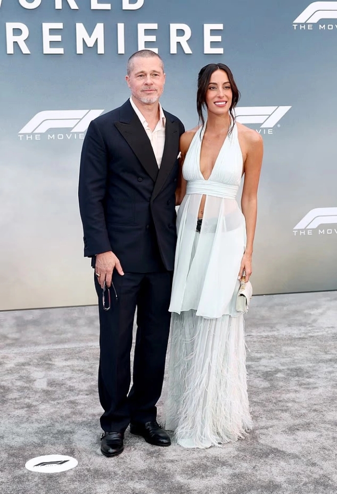 Bạn gái đáng tuổi con của Brad Pitt lộ nhan sắc hao hao Angelina Jolie, có hành động khẳng định chủ quyền với đàng trai - 2